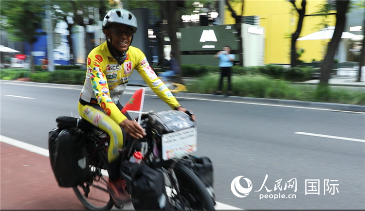 卡里姆·穆斯塔在北京街頭騎行。人民網(wǎng)記者 翟轉(zhuǎn)麗攝