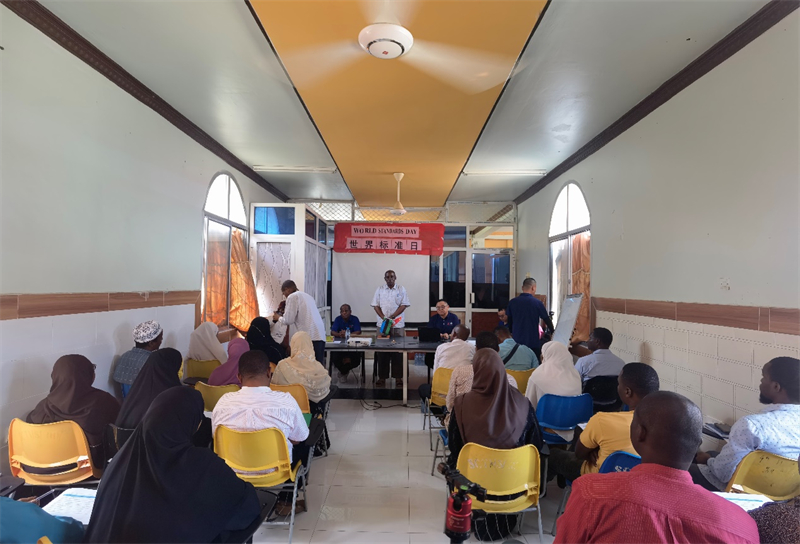 奔巴衛(wèi)生署醫(yī)政處處長(zhǎng)馬蘇德致辭。施亮攝（專家組供圖）