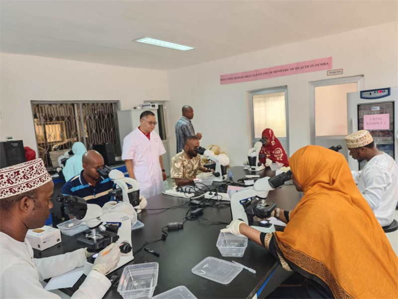 實(shí)驗(yàn)室操作培訓(xùn)現(xiàn)場(chǎng)。徐張懿攝。（專家組供圖）