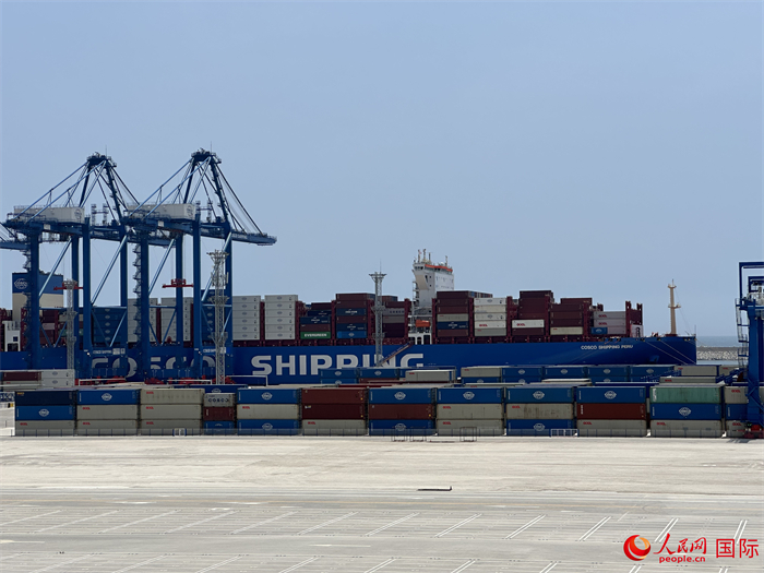 當(dāng)?shù)貢r(shí)間11月15日，秘魯錢凱港碼頭操作區(qū)現(xiàn)場。人民網(wǎng)記者 周雨攝