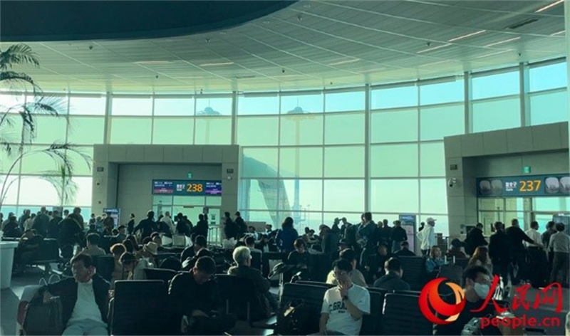 仁川機(jī)場(chǎng)等待登機(jī)的旅客。人民網(wǎng) 李帆攝
