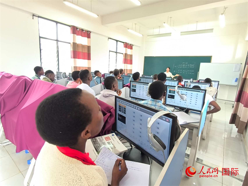 學生們在課堂上認真聽講。人民網(wǎng)記者 黃培昭攝