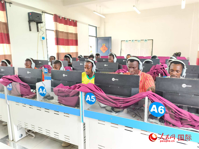 學生們正在上聽力課。人民網(wǎng)記者 黃培昭攝