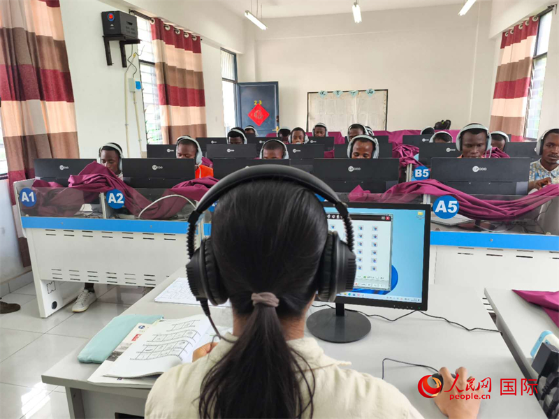 在聽力教室內(nèi) 。人民網(wǎng)記者 黃培昭攝