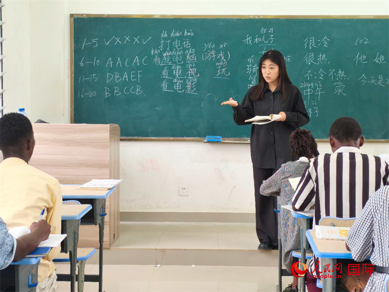 中國老師在給學生們講課。人民網(wǎng)記者 黃培昭攝