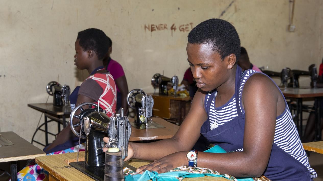 蕾切爾在接受縫紉技能培訓(xùn)。田雨攝