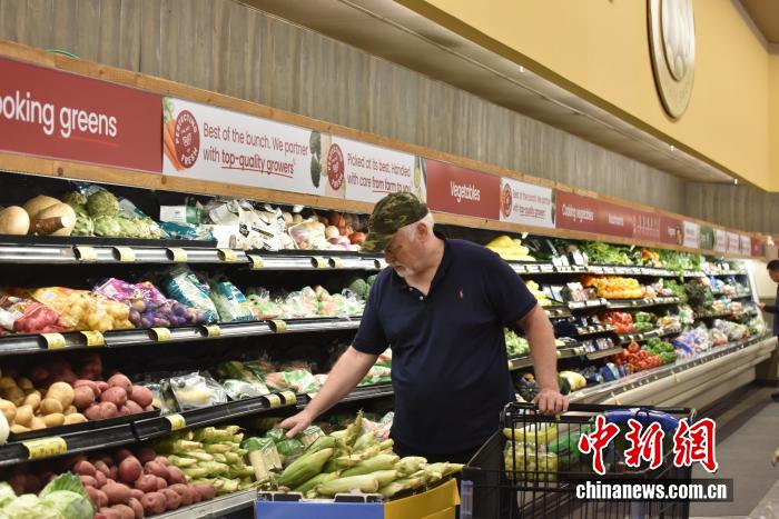 當(dāng)?shù)貢r(shí)間7月18日，美國(guó)密歇根大學(xué)公布報(bào)告顯示，7月美國(guó)消費(fèi)者信心指數(shù)升至61.8，為近5個(gè)月以來(lái)的最高值。圖為美國(guó)民眾在馬里蘭州羅克韋爾一超市購(gòu)物。 <a target='_blank' href='/' _fcksavedurl='/'><p  align=