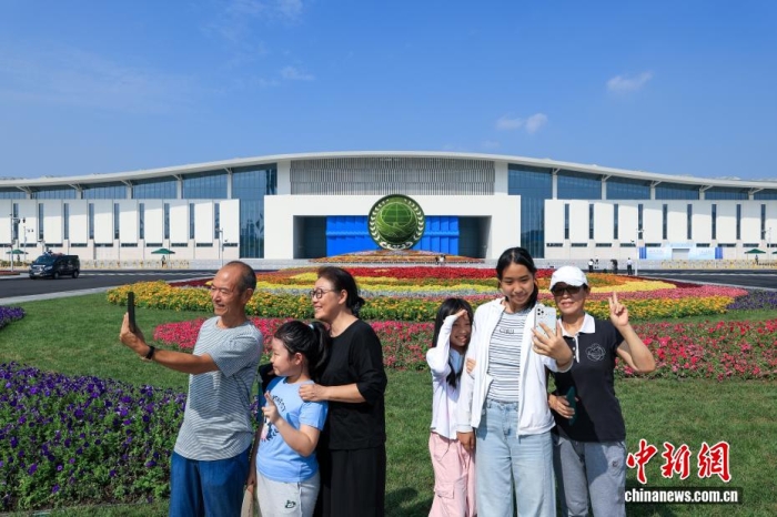 8月31日，天津，市民在2025年上海合作組織峰會(huì)主會(huì)場(chǎng)外自拍。當(dāng)日，2025年上海合作組織峰會(huì)在天津舉行。<a target='_blank' href='/'><p  align=