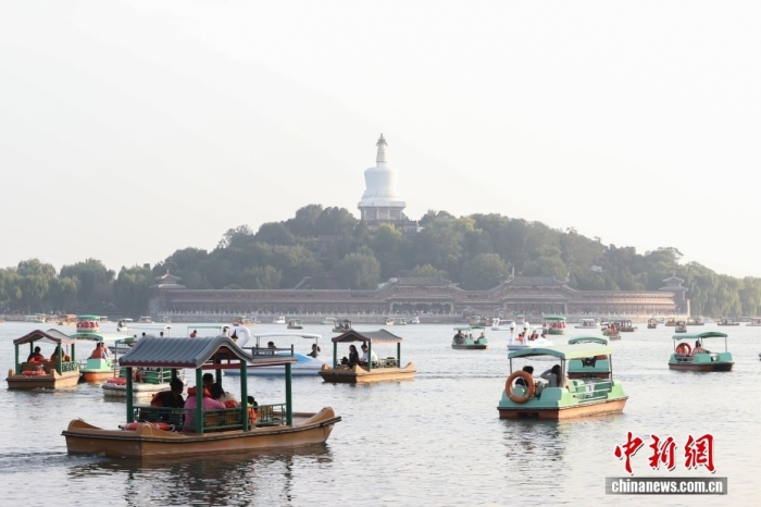 10月7日，國慶節(jié)、中秋節(jié)假期進入尾聲，北京北海公園熱度不減，不少市民游客在公園乘船游玩。<a target='_blank' href='/' _fcksavedurl='/'><p  align=