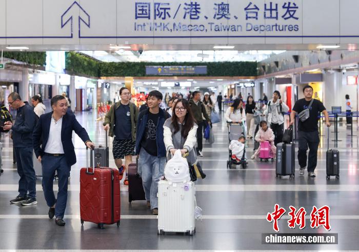 10月8日是國慶中秋假期最后一天，大量旅客在北京首都國際機場出行。 <a target='_blank' href='/' _fcksavedurl='/'><p  align=