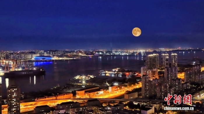 遼寧大連，中秋節(jié)一輪圓月從大連梭魚灣東方海岸線升起。
