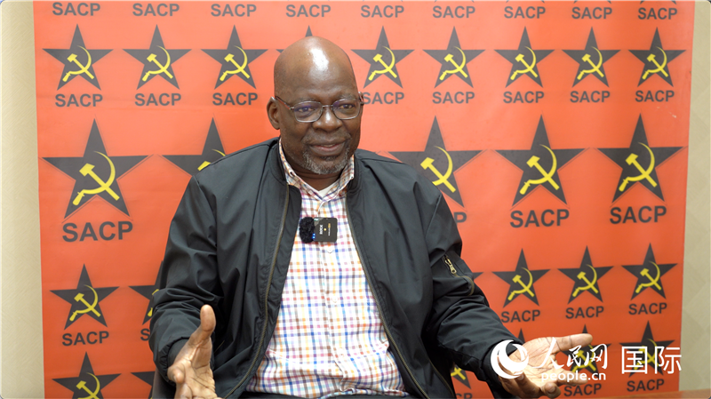 南非共產(chǎn)黨總書記索利 馬派拉接受人民網(wǎng)記者采訪。人民網(wǎng) 劉暢攝