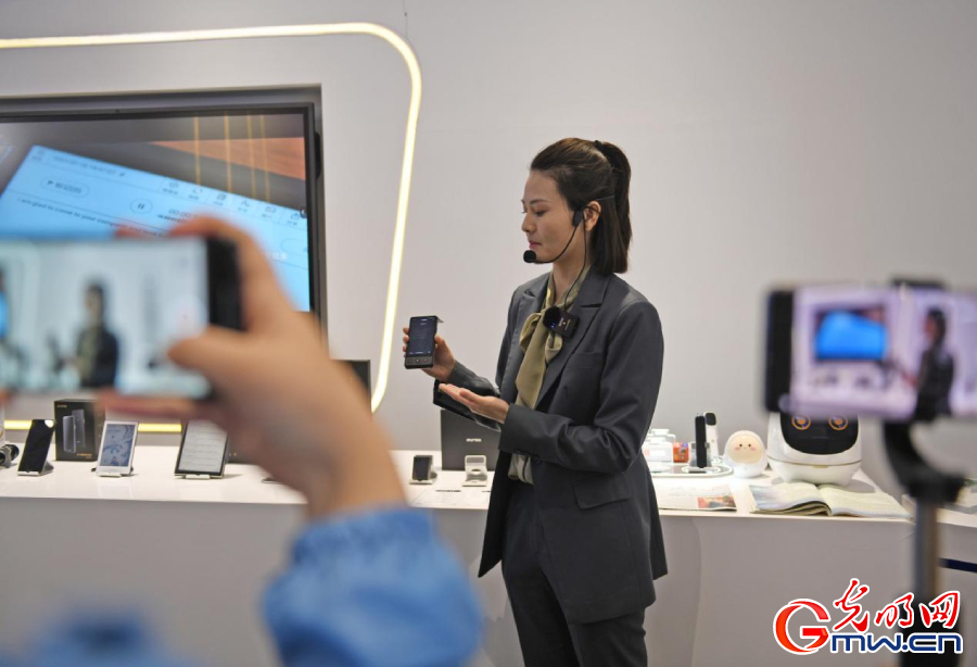 組圖丨AI、網(wǎng)絡(luò)安全、跨境電商……數(shù)字經(jīng)濟(jì)如此 “陜”耀