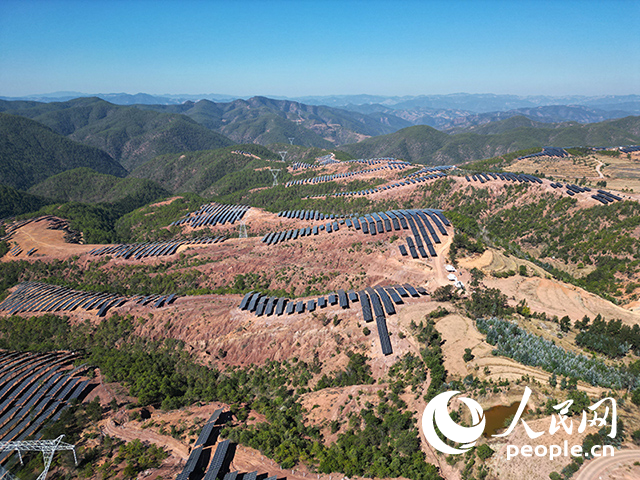 云南南華羅文村的山坡上，一塊塊光伏板連接成片。人民網(wǎng)記者 程浩攝