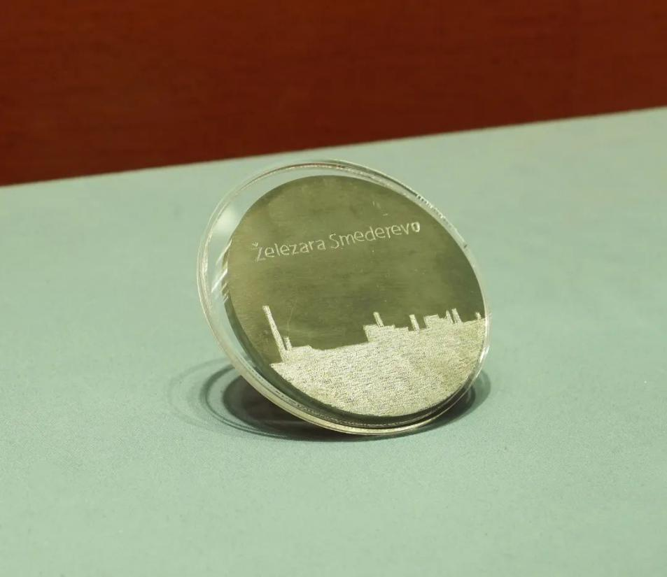 2016年6月，塞爾維亞斯梅戴雷沃鋼廠工人贈送習近平主席的鋼板雕刻工廠剪影紀念牌。胡楊 攝