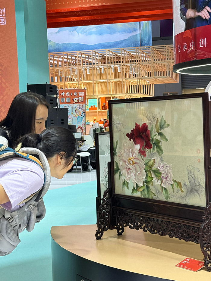 “文創(chuàng)中國”專題展區(qū)。參展觀眾供圖