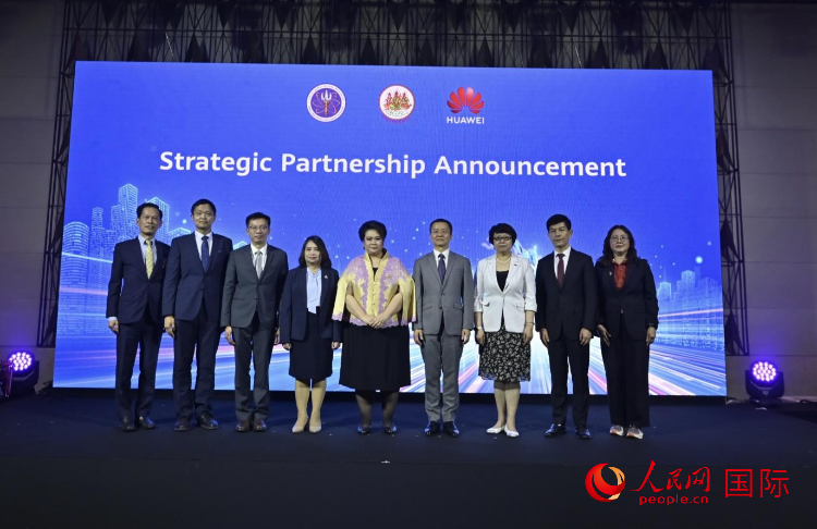 數(shù)字人才峰會現(xiàn)場。左五為泰國高等教育、科學、研究和創(chuàng)新部長素巴瑪·伊沙拉帕迪，右三中國駐泰國大使館教育參贊許蘭，右四為華為泰國技術有限公司總經(jīng)理李雄偉。人民網(wǎng)記者 簡承淵攝