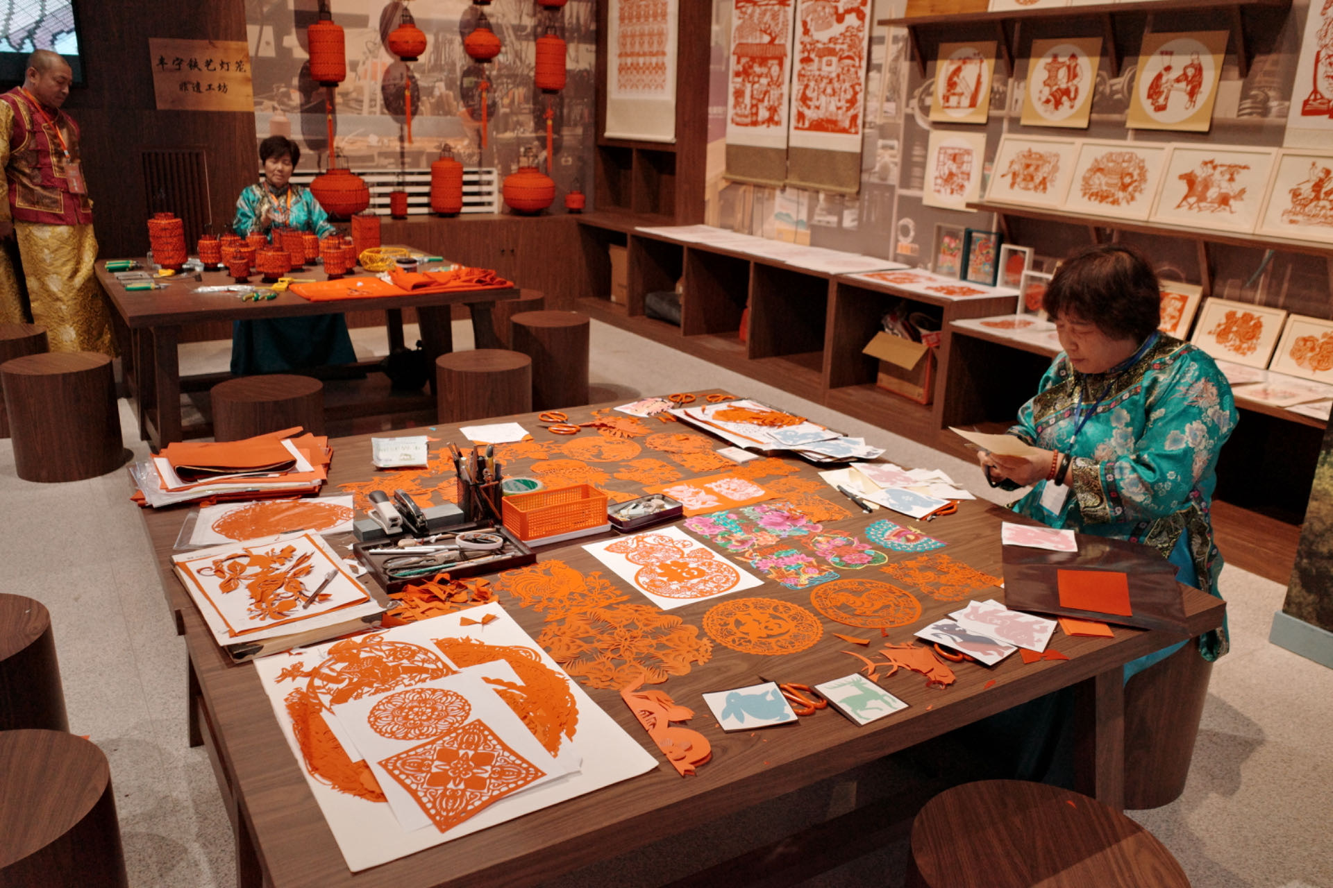 “氣象萬(wàn)千——中國(guó)非遺保護(hù)實(shí)踐主題展”上，非遺傳承人現(xiàn)場(chǎng)展示。人民網(wǎng)記者 劉微攝