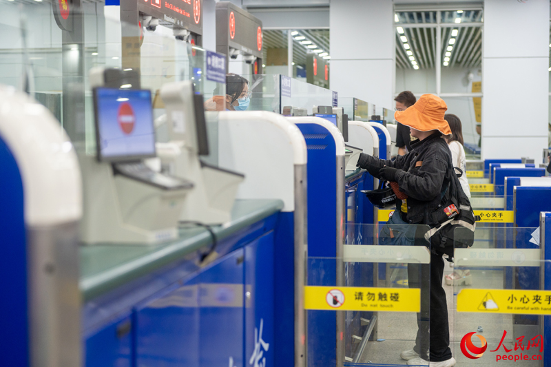 越南游客正在辦理入境手續(xù)。人民網(wǎng)記者 嚴立政攝