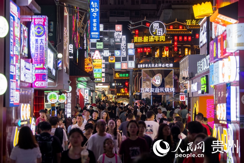 6月21日，貴陽(yáng)，青云市集內(nèi)游人如織。人民網(wǎng)記者 翁奇羽攝