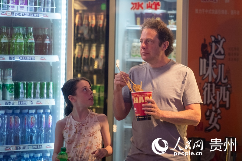 6月21日，貴陽(yáng)青云市集內(nèi)，游客邊逛邊吃。人民網(wǎng)記者 翁奇羽攝