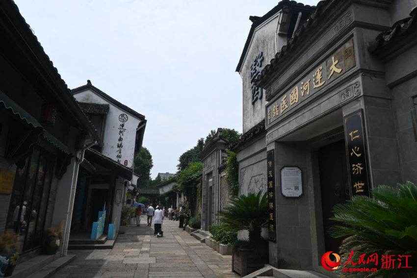 運河邊的老建筑被完好保存下來。人民網(wǎng)記者 張麗瑋攝