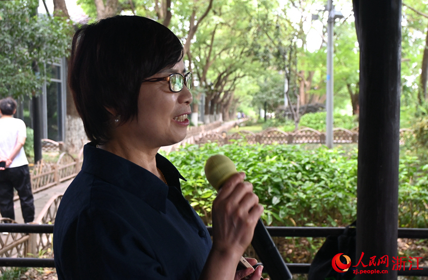 面向運河，任國萍放聲歌唱。人民網(wǎng)記者 張麗瑋