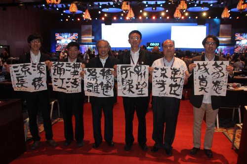 顧風（左三）在會場合照留念。受訪者供圖