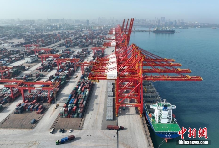 資料圖：山東日照港全自動(dòng)化集裝箱碼頭作業(yè)現(xiàn)場(chǎng)。(無(wú)人機(jī)圖片)<a target='_blank' href='/'><p  align=
