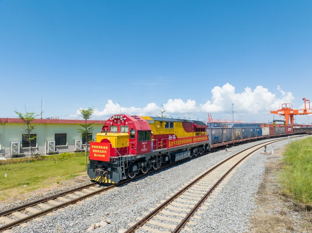 01 陸海新通道第20000列班車(chē)。陸海新通道運(yùn)營(yíng)公司供圖