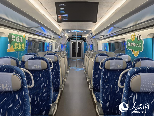 我國首列氫能源市域列車由位于吉林省的中車長客股份有限公司自主研制，該列車不燒油，不取電，可實現(xiàn)零碳排放。人民網(wǎng)記者 馬俊華攝