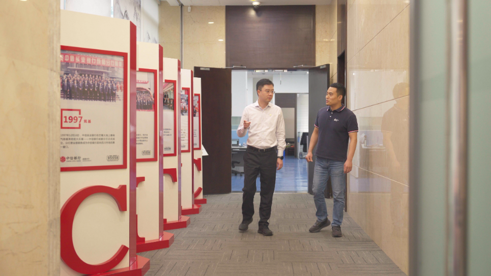 中信銀行成都分行行長助理李一（左）接受采訪。人民網(wǎng)記者 王紹紹攝