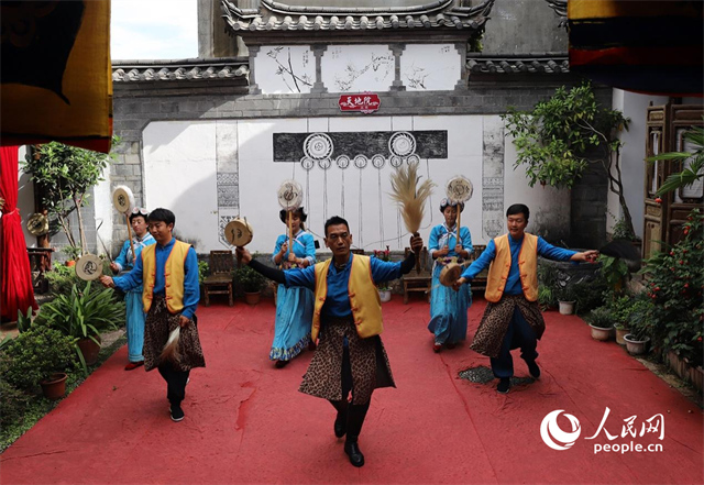 云南麗江古城“天地院”的納西族演出。 人民網(wǎng)記者 程浩攝