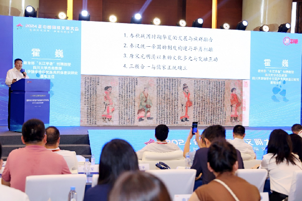 講好中華民族共同體故事，讓網(wǎng)絡(luò)“連心”更“聚心”