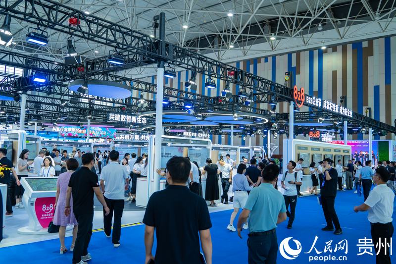 2、2024數(shù)博會共吸引400余家展商參展。人民網(wǎng) 陽茜攝.jpg