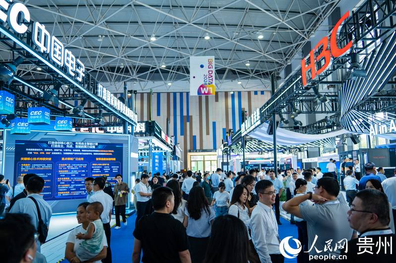 3、2024數(shù)博會共吸引400余家展商參展。人民網(wǎng) 陽茜攝.jpg