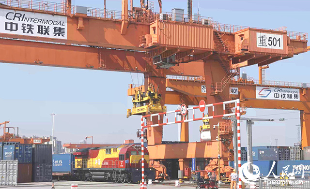 位于重慶國際物流樞紐園區(qū)的重慶鐵路集裝箱中心站。 人民網(wǎng)記者 劉祎攝