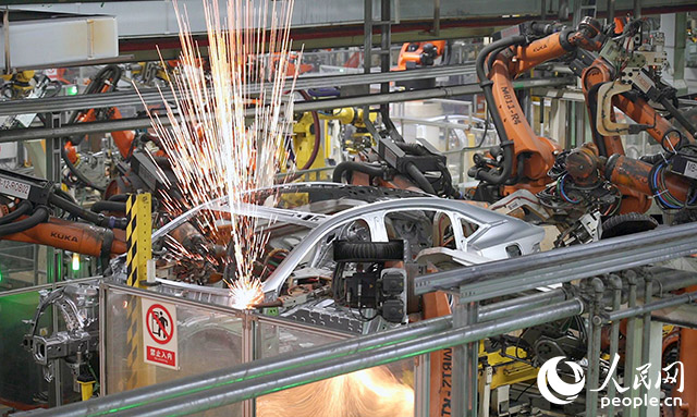 長安汽車兩江工廠，機械臂正在工作。人民網(wǎng)記者 劉祎攝
