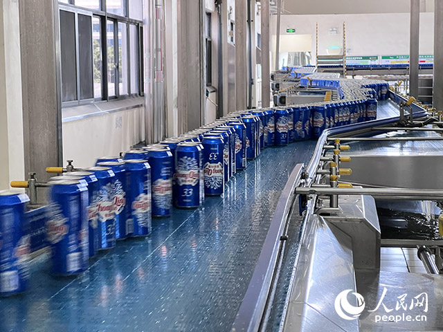 重慶啤酒包裝車間易拉罐生產線。人民網(wǎng)記者 胡虹攝