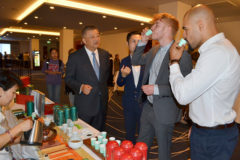 參會嘉賓品鑒貴州茶。貴州省互聯(lián)網(wǎng)信息辦公室供圖