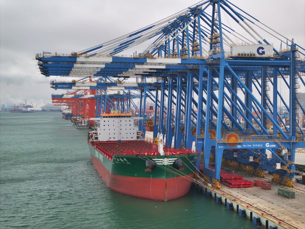 2月23日拍攝的廣西北部灣港欽州港區(qū)的碼頭堆場（無人機照片）。新華社記者 周華 攝