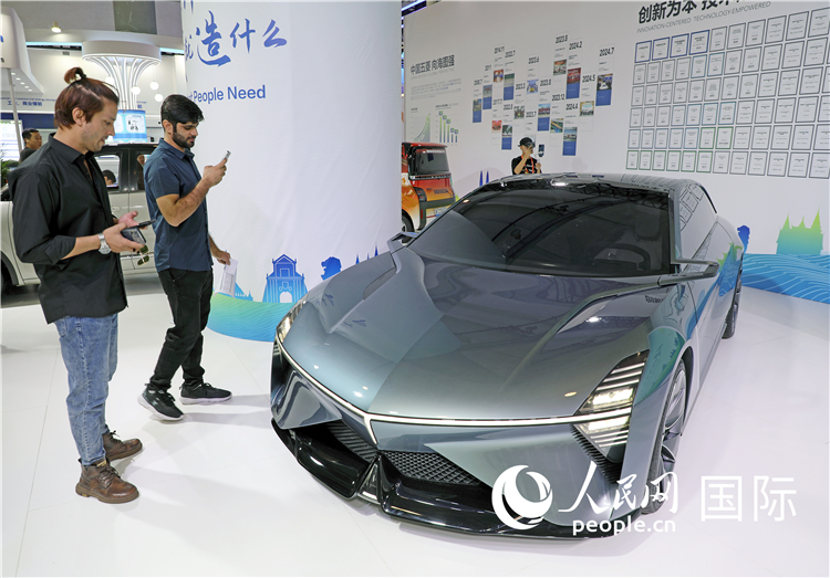 東博會上，上汽通用五菱展出的一款名為“東盟之光”的新能源概念車吸引參觀者駐足。人民網(wǎng)記者趙益普攝