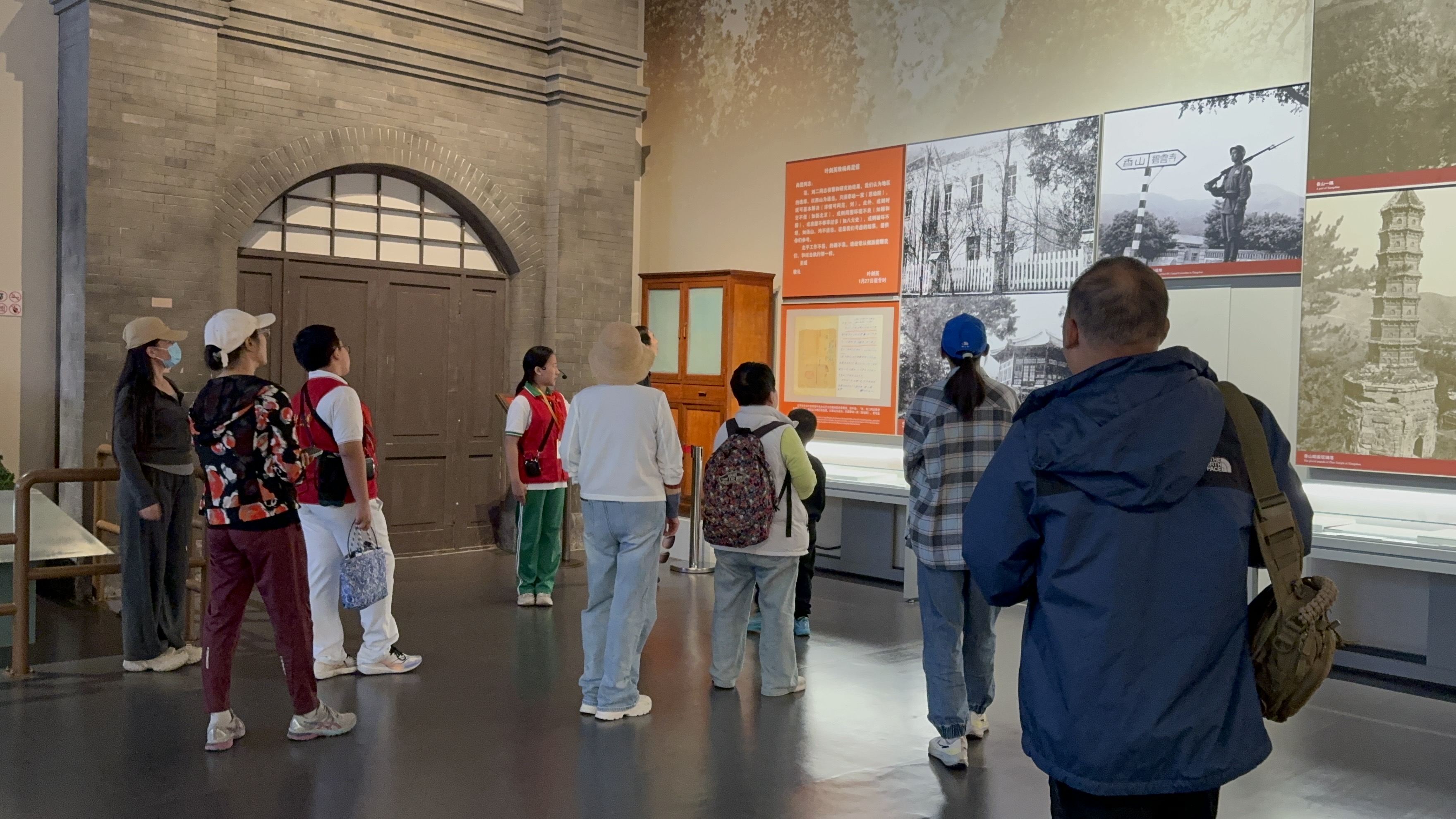 10月4日，北京香山革命紀(jì)念館內(nèi)，一名“紅領(lǐng)巾志愿者”正在為參觀者講解。人民網(wǎng)記者 劉微攝