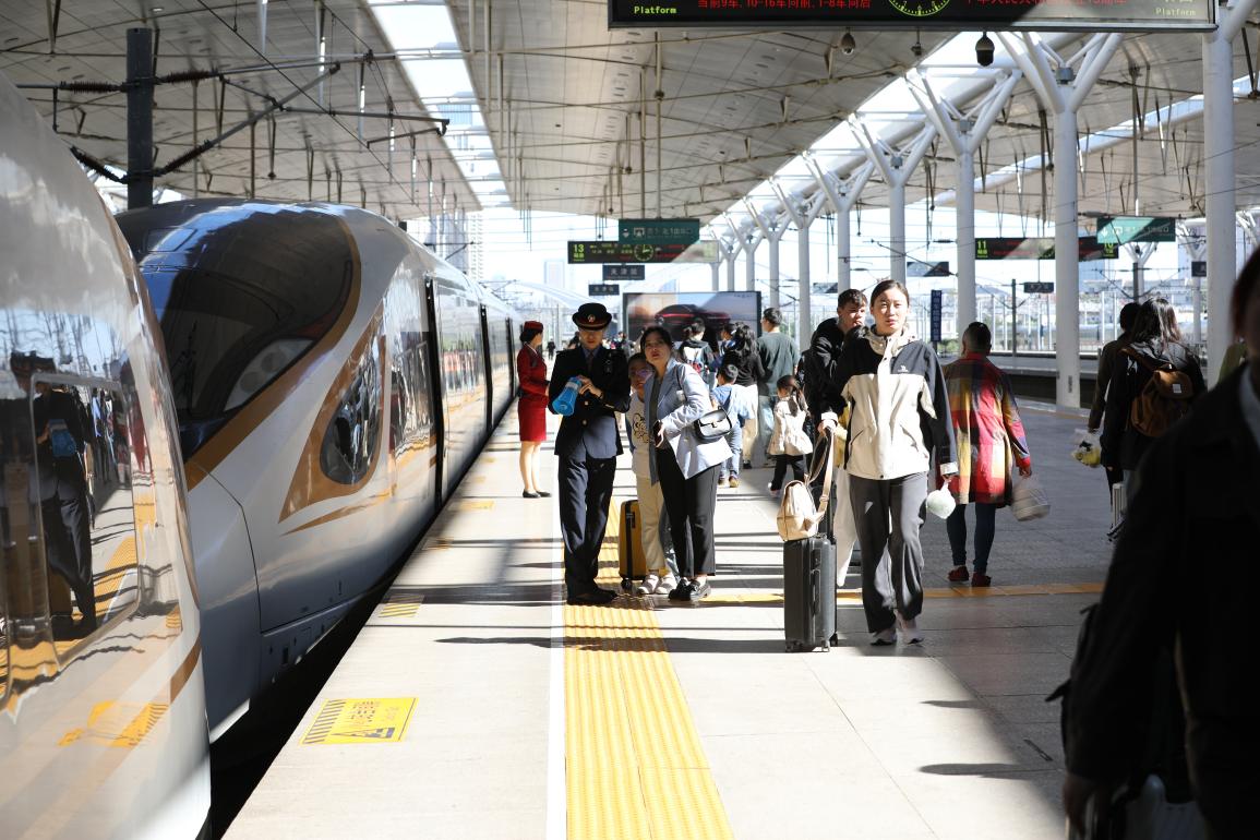 旅客在站臺(tái)準(zhǔn)備乘車。受訪方供圖