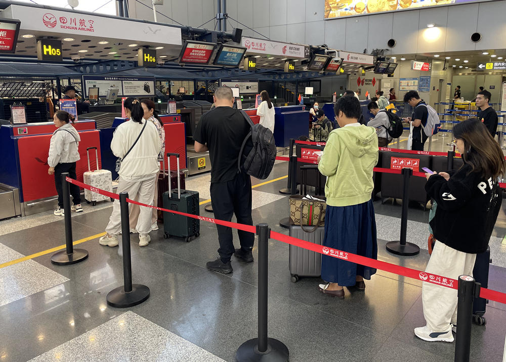 旅客在首都機(jī)場(chǎng)排隊(duì)辦理登機(jī)手續(xù)。人民網(wǎng)記者 喬雪峰攝