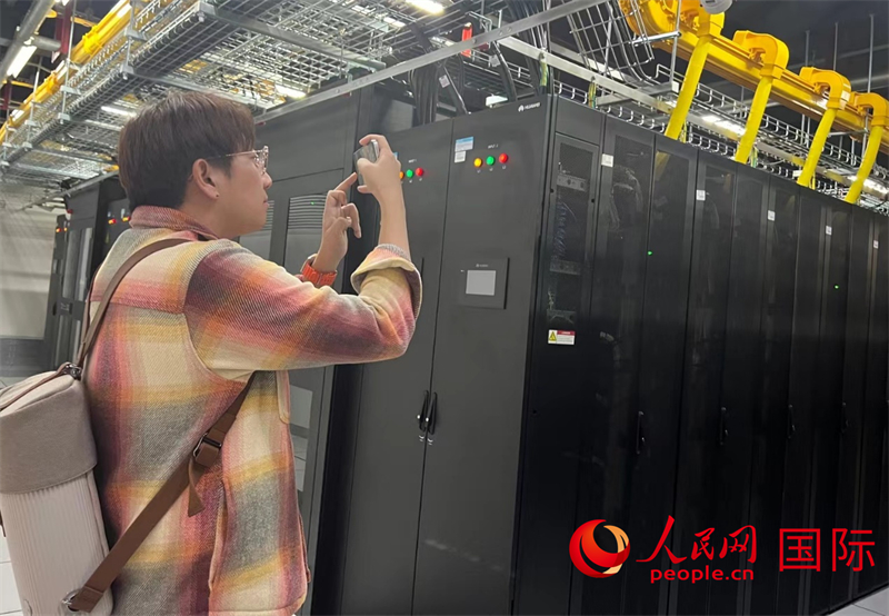韓國(guó)博主樸大一參觀中國(guó)移動(dòng)新疆云計(jì)算和大數(shù)據(jù)中心機(jī)房。人民網(wǎng)記者曾書(shū)柔攝