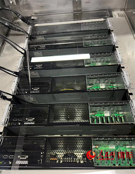 液冷服務(wù)器。人民網(wǎng)記者曾書(shū)柔攝