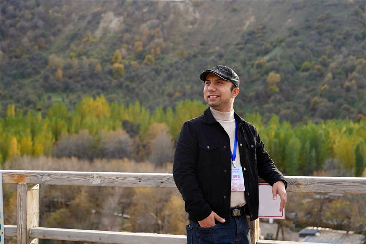 阿布德吾力參加“萬人說新疆”優(yōu)秀作者媒體行活動(dòng)留影。受訪者供圖