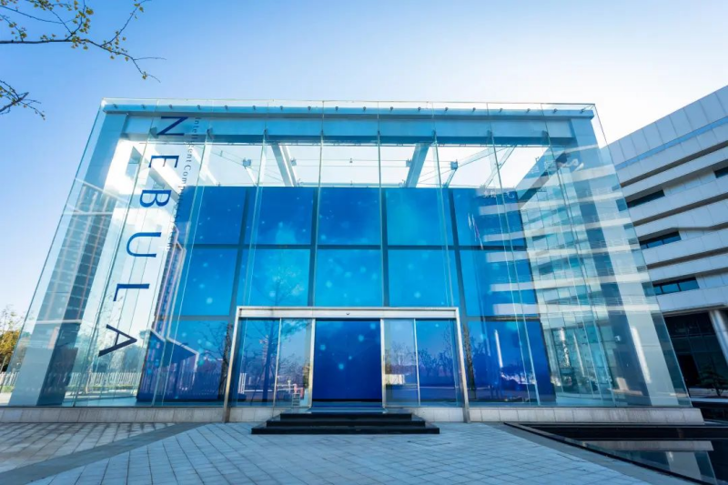 【烏鎮(zhèn)觀潮】加速智慧互聯(lián)，從“枕水烏鎮(zhèn)”駛向“數(shù)字藍?！? oldsrc=