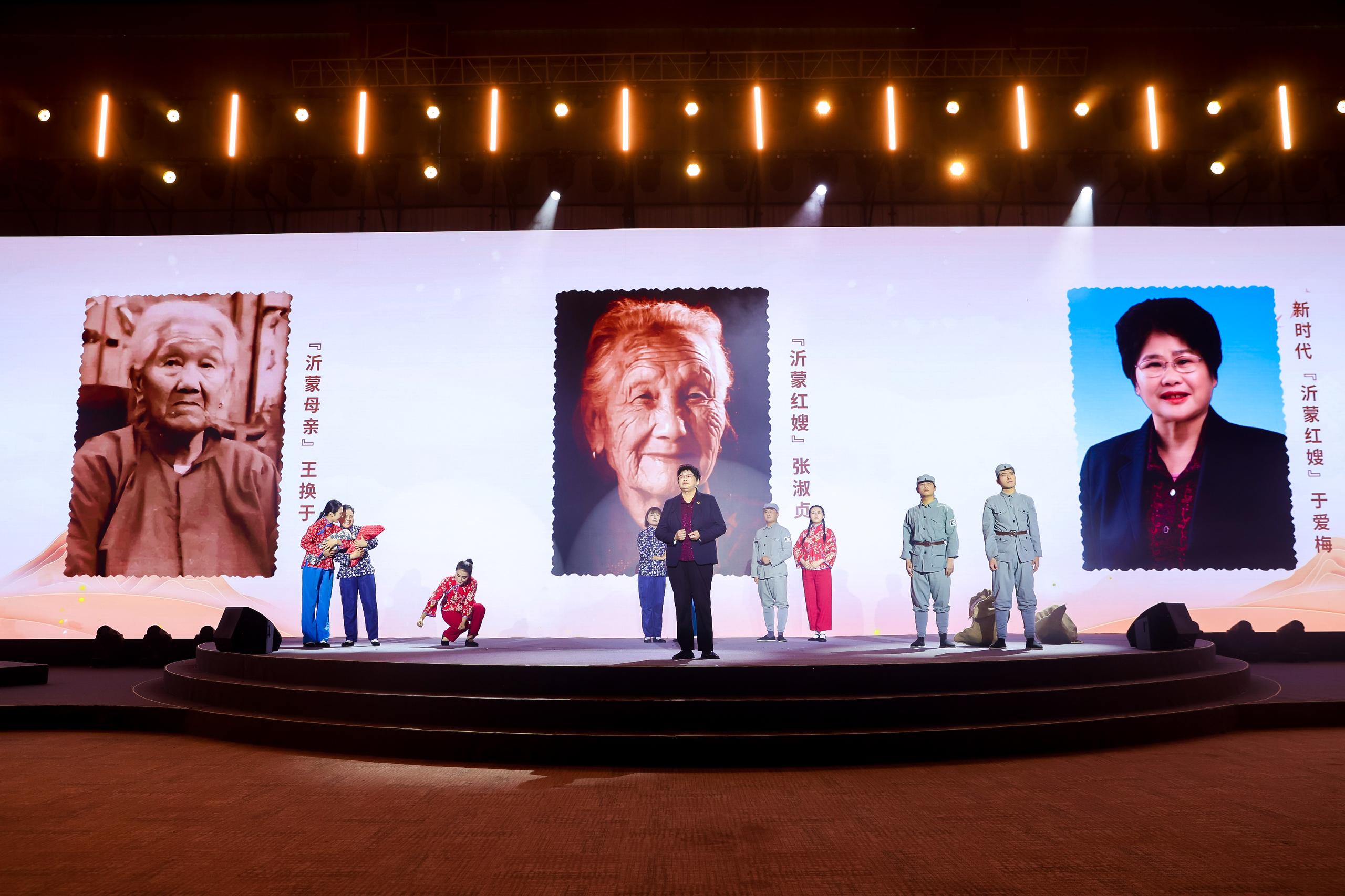 “何以中國·弦歌不輟”網(wǎng)絡主題活動現(xiàn)場，于愛梅講述“沂蒙紅嫂”的故事。人民視頻供圖。